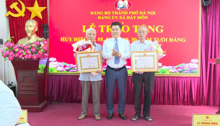 Đảng ủy xã Hát Môn trang trọng tổ chức Lễ trao Huy hiệu Đảng đợt 19/5- Ảnh 3.