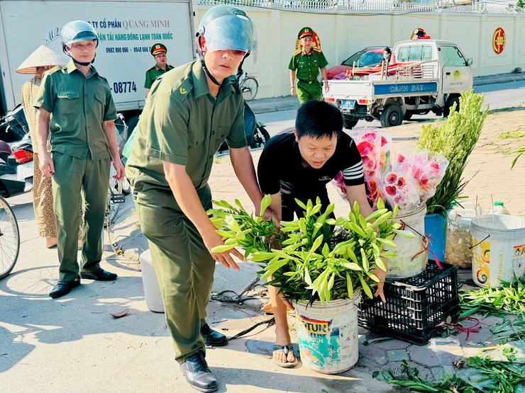 “Không có vùng cấm, không có ngoại lệ" trong xử lý "điểm nghẽn" trật tự đô thị ở Nam Phù- Ảnh 3.
