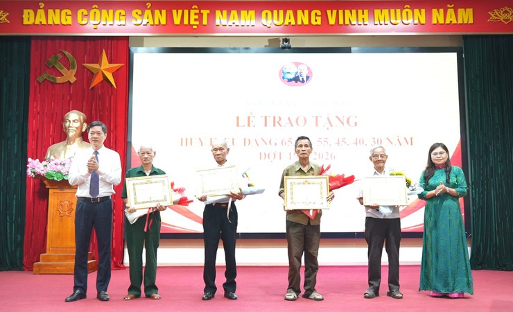 28 đảng viên thuộc Đảng bộ xã Dương Hoà được trao tặng Huy hiệu Đảng đợt 19/5/2026- Ảnh 3.