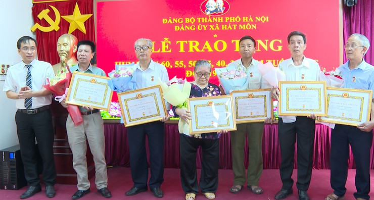 Đảng ủy xã Hát Môn trang trọng tổ chức Lễ trao Huy hiệu Đảng đợt 19/5- Ảnh 5.