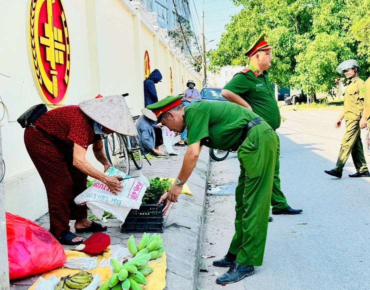 “Không có vùng cấm, không có ngoại lệ" trong xử lý "điểm nghẽn" trật tự đô thị ở Nam Phù- Ảnh 4.