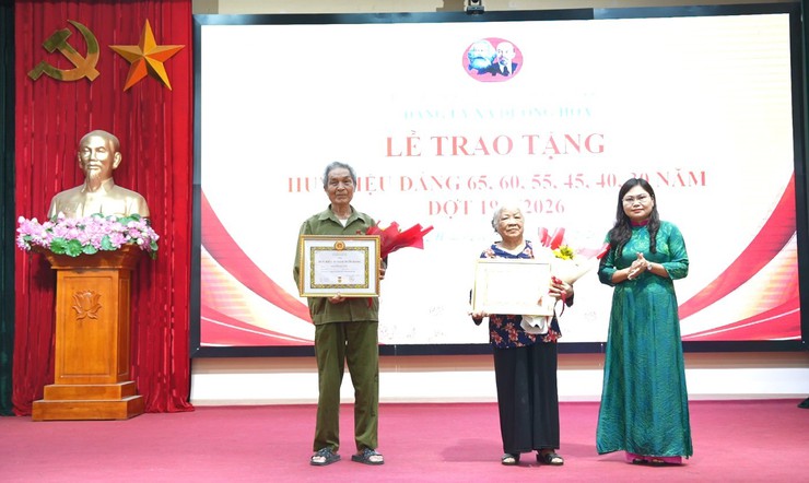 28 đảng viên thuộc Đảng bộ xã Dương Hoà được trao tặng Huy hiệu Đảng đợt 19/5/2026- Ảnh 4.