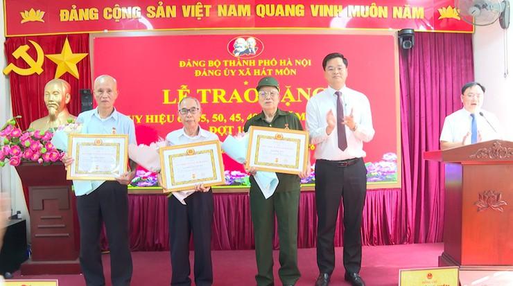 Đảng ủy xã Hát Môn trang trọng tổ chức Lễ trao Huy hiệu Đảng đợt 19/5- Ảnh 4.