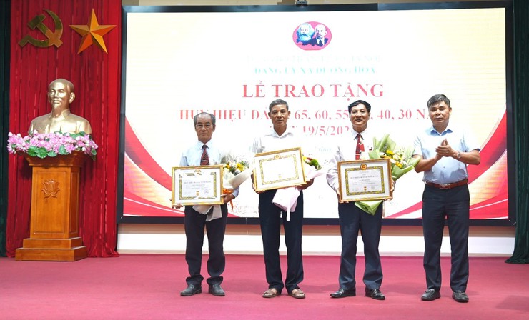 28 đảng viên thuộc Đảng bộ xã Dương Hoà được trao tặng Huy hiệu Đảng đợt 19/5/2026- Ảnh 5.