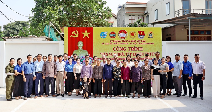 MTTQ xã Đoài Phương ra mắt công trình sân vui chơi, tập luyện TDTT chào mừng thành công Đại hội đại biểu toàn quốc MTTQ Việt Nam lần thứ XI


- Ảnh 4.