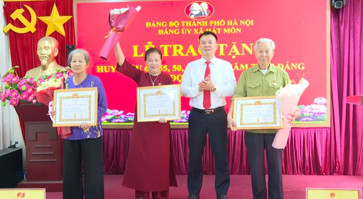 Đảng ủy xã Hát Môn trang trọng tổ chức Lễ trao Huy hiệu Đảng đợt 19/5- Ảnh 2.