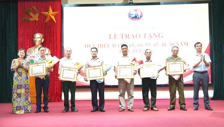 28 đảng viên thuộc Đảng bộ xã Dương Hoà được trao tặng Huy hiệu Đảng đợt 19/5/2026- Ảnh 6.