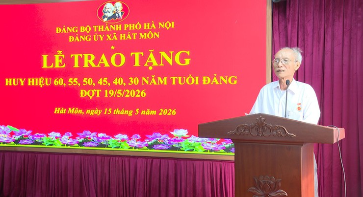 Đảng ủy xã Hát Môn trang trọng tổ chức Lễ trao Huy hiệu Đảng đợt 19/5- Ảnh 7.