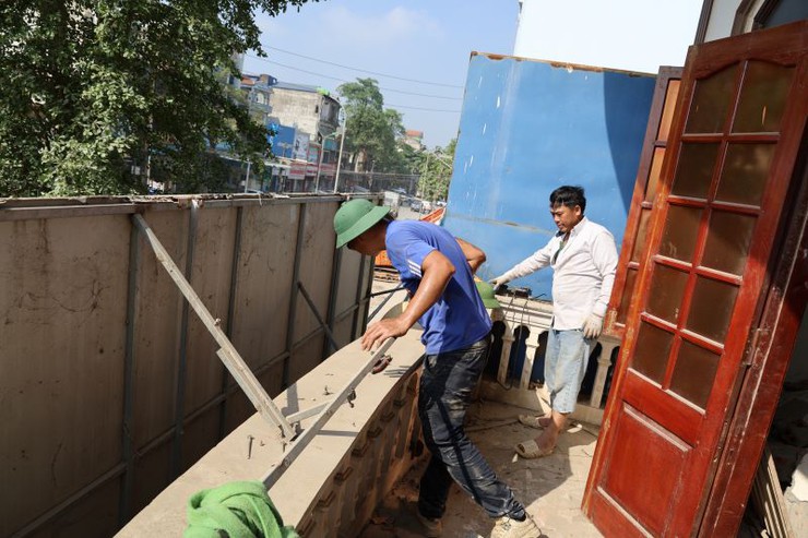 Khi người dân Tân Bình tự nguyện tháo dỡ bàn giao mặt bằng thi công Dự án Quốc lộ 6 vì lợi ích chung- Ảnh 6.