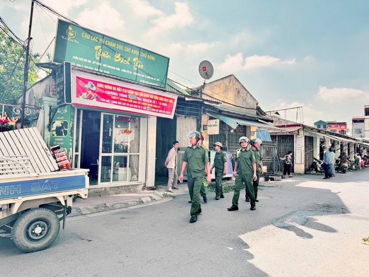 “Không có vùng cấm, không có ngoại lệ" trong xử lý "điểm nghẽn" trật tự đô thị ở Nam Phù- Ảnh 5.