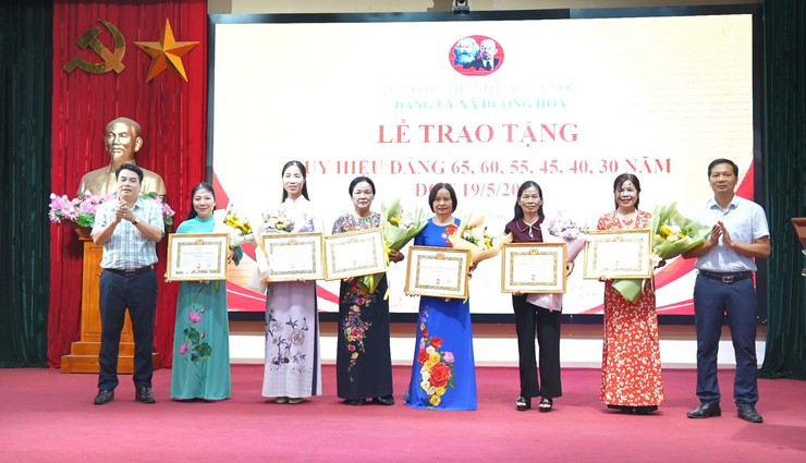 28 đảng viên thuộc Đảng bộ xã Dương Hoà được trao tặng Huy hiệu Đảng đợt 19/5/2026- Ảnh 7.