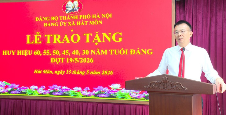 Đảng ủy xã Hát Môn trang trọng tổ chức Lễ trao Huy hiệu Đảng đợt 19/5- Ảnh 6.
