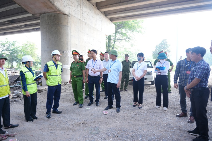 UBND XÃ PHÙ ĐỔNG RA QUÂN GIẢI TỎA CÁC VI PHẠM HÀNH LANG AN TOÀN GIAO THÔNG ĐƯỜNG BỘ, TRẬT TỰ ĐÔ THỊ, PHÒNG CHÁY CHỮA CHÁY TRÊN ĐỊA BÀN XÃ- Ảnh 3.