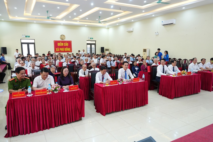 XÃ PHÙ ĐỔNG: TRAO TẶNG HUY HIỆU ĐẢNG CHO 60 ĐẢNG VIÊN ĐỢT 19/5- Ảnh 1.