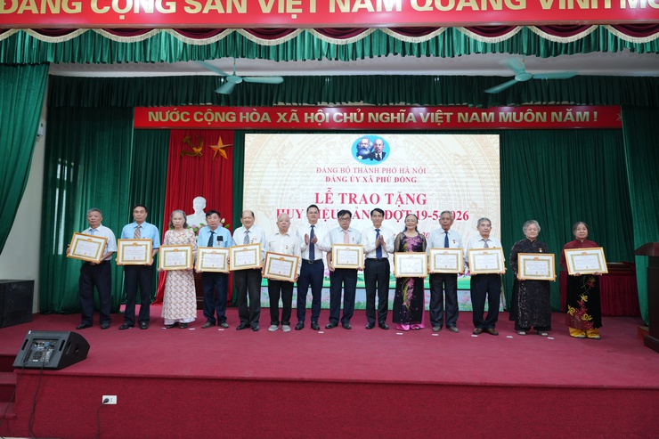 XÃ PHÙ ĐỔNG: TRAO TẶNG HUY HIỆU ĐẢNG CHO 60 ĐẢNG VIÊN ĐỢT 19/5- Ảnh 3.