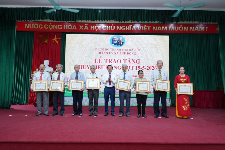 XÃ PHÙ ĐỔNG: TRAO TẶNG HUY HIỆU ĐẢNG CHO 60 ĐẢNG VIÊN ĐỢT 19/5- Ảnh 4.