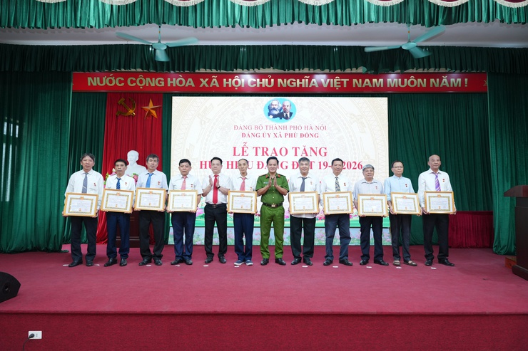XÃ PHÙ ĐỔNG: TRAO TẶNG HUY HIỆU ĐẢNG CHO 60 ĐẢNG VIÊN ĐỢT 19/5- Ảnh 5.