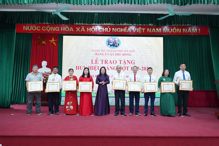 XÃ PHÙ ĐỔNG: TRAO TẶNG HUY HIỆU ĐẢNG CHO 60 ĐẢNG VIÊN ĐỢT 19/5- Ảnh 6.