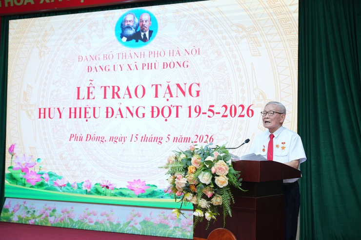 XÃ PHÙ ĐỔNG: TRAO TẶNG HUY HIỆU ĐẢNG CHO 60 ĐẢNG VIÊN ĐỢT 19/5- Ảnh 8.