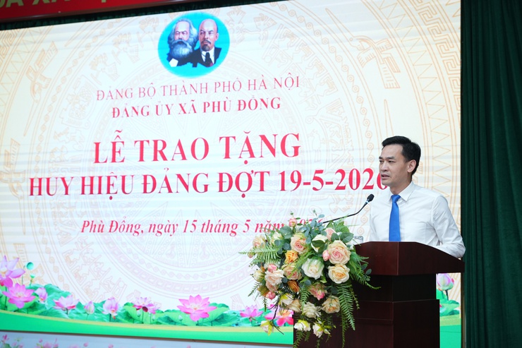 XÃ PHÙ ĐỔNG: TRAO TẶNG HUY HIỆU ĐẢNG CHO 60 ĐẢNG VIÊN ĐỢT 19/5- Ảnh 7.