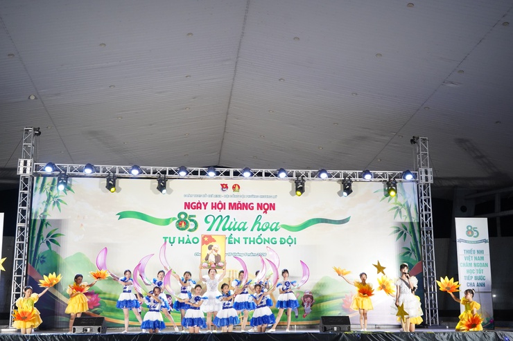 Liên hoan văn nghệ “85 mùa hoa – Đội ta lớn lên cùng đất nước”- Ảnh 5.