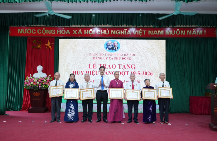 XÃ PHÙ ĐỔNG: TRAO TẶNG HUY HIỆU ĐẢNG CHO 60 ĐẢNG VIÊN ĐỢT 19/5- Ảnh 2.