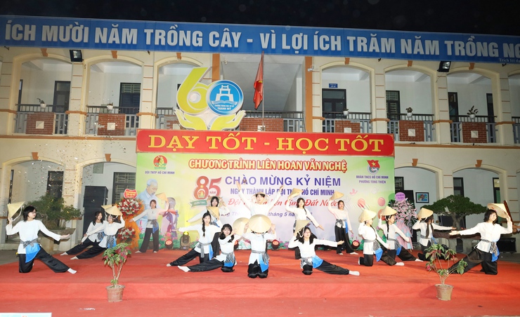 Tùng Thiện sôi nổi liên hoan văn nghệ chào mừng 85 năm Ngày thành lập Đội TNTP Hồ Chí Minh- Ảnh 4.