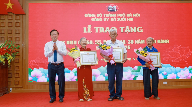 Đảng bộ xã Suối Hai trao Huy hiệu Đảng đợt 19/5/2026 cho các đảng viên tiêu biểu- Ảnh 2.