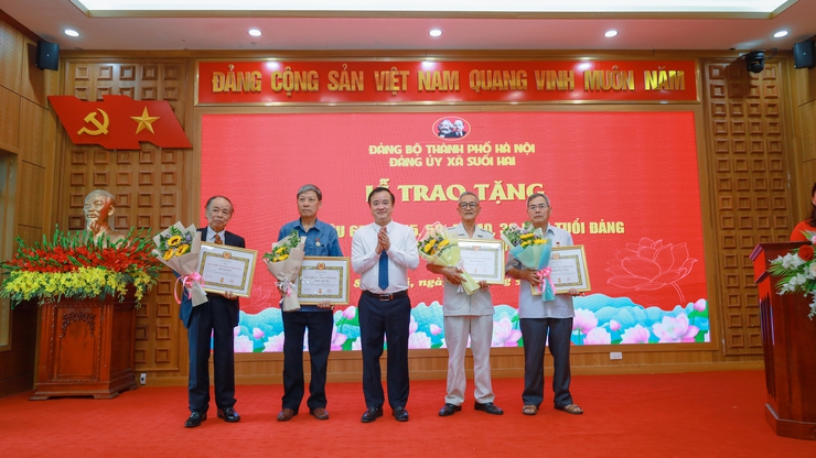 Đảng bộ xã Suối Hai trao Huy hiệu Đảng đợt 19/5/2026 cho các đảng viên tiêu biểu- Ảnh 3.