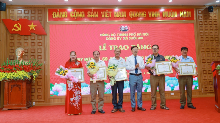 Đảng bộ xã Suối Hai trao Huy hiệu Đảng đợt 19/5/2026 cho các đảng viên tiêu biểu- Ảnh 4.