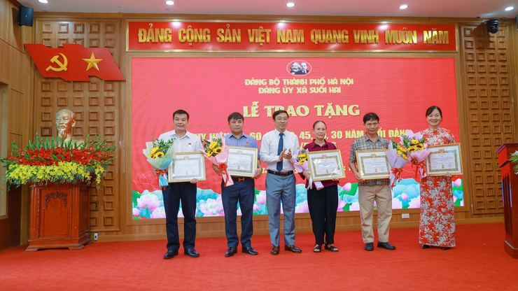 Đảng bộ xã Suối Hai trao Huy hiệu Đảng đợt 19/5/2026 cho các đảng viên tiêu biểu- Ảnh 5.