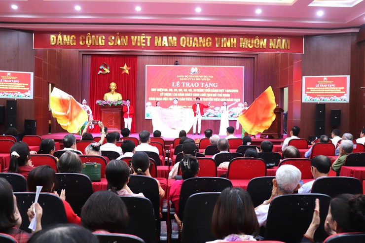 ĐẢNG BỘ XÃ PHÚ XUYÊN TRANG TRỌNG TỔ CHỨC LỄ TRAO HUY HIỆU ĐẢNG ĐỢT 19/5; KỶ NIỆM 136 NĂM NGÀY SINH CHỦ TỊCH HỒ CHÍ MINH VÀ KHAI MẠC HỘI THI BÁO CÁO VIÊN, TUYÊN TRUYỀN VIÊN GIỎI NĂM 2026- Ảnh 1.