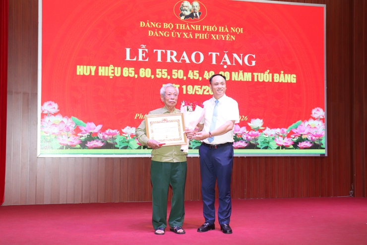 ĐẢNG BỘ XÃ PHÚ XUYÊN TRANG TRỌNG TỔ CHỨC LỄ TRAO HUY HIỆU ĐẢNG ĐỢT 19/5; KỶ NIỆM 136 NĂM NGÀY SINH CHỦ TỊCH HỒ CHÍ MINH VÀ KHAI MẠC HỘI THI BÁO CÁO VIÊN, TUYÊN TRUYỀN VIÊN GIỎI NĂM 2026- Ảnh 3.