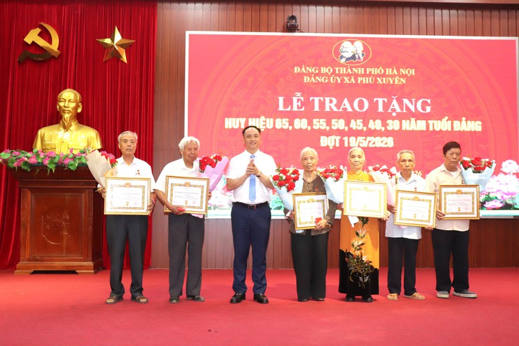 ĐẢNG BỘ XÃ PHÚ XUYÊN TRANG TRỌNG TỔ CHỨC LỄ TRAO HUY HIỆU ĐẢNG ĐỢT 19/5; KỶ NIỆM 136 NĂM NGÀY SINH CHỦ TỊCH HỒ CHÍ MINH VÀ KHAI MẠC HỘI THI BÁO CÁO VIÊN, TUYÊN TRUYỀN VIÊN GIỎI NĂM 2026- Ảnh 4.