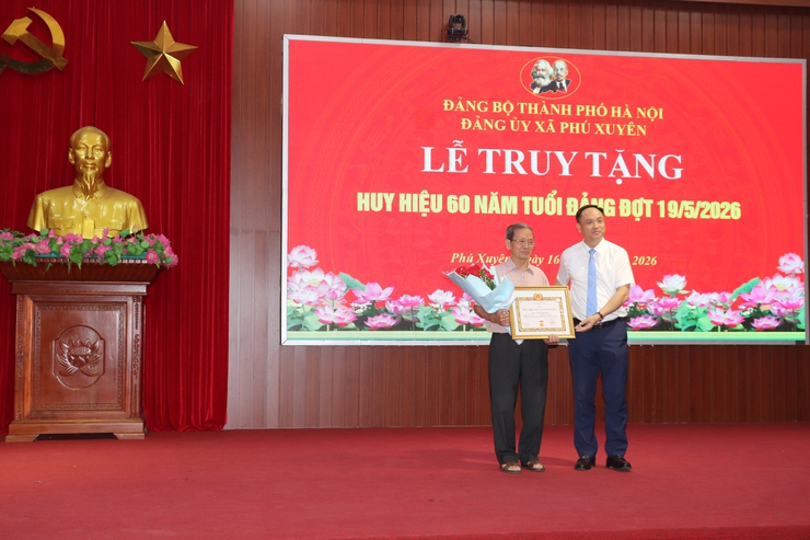 ĐẢNG BỘ XÃ PHÚ XUYÊN TRANG TRỌNG TỔ CHỨC LỄ TRAO HUY HIỆU ĐẢNG ĐỢT 19/5; KỶ NIỆM 136 NĂM NGÀY SINH CHỦ TỊCH HỒ CHÍ MINH VÀ KHAI MẠC HỘI THI BÁO CÁO VIÊN, TUYÊN TRUYỀN VIÊN GIỎI NĂM 2026- Ảnh 5.