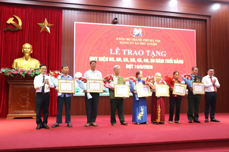 ĐẢNG BỘ XÃ PHÚ XUYÊN TRANG TRỌNG TỔ CHỨC LỄ TRAO HUY HIỆU ĐẢNG ĐỢT 19/5; KỶ NIỆM 136 NĂM NGÀY SINH CHỦ TỊCH HỒ CHÍ MINH VÀ KHAI MẠC HỘI THI BÁO CÁO VIÊN, TUYÊN TRUYỀN VIÊN GIỎI NĂM 2026- Ảnh 6.
