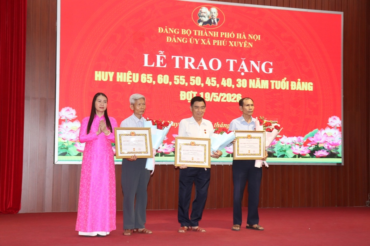 ĐẢNG BỘ XÃ PHÚ XUYÊN TRANG TRỌNG TỔ CHỨC LỄ TRAO HUY HIỆU ĐẢNG ĐỢT 19/5; KỶ NIỆM 136 NĂM NGÀY SINH CHỦ TỊCH HỒ CHÍ MINH VÀ KHAI MẠC HỘI THI BÁO CÁO VIÊN, TUYÊN TRUYỀN VIÊN GIỎI NĂM 2026- Ảnh 7.