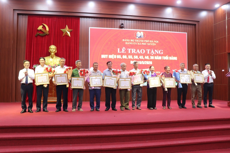 ĐẢNG BỘ XÃ PHÚ XUYÊN TRANG TRỌNG TỔ CHỨC LỄ TRAO HUY HIỆU ĐẢNG ĐỢT 19/5; KỶ NIỆM 136 NĂM NGÀY SINH CHỦ TỊCH HỒ CHÍ MINH VÀ KHAI MẠC HỘI THI BÁO CÁO VIÊN, TUYÊN TRUYỀN VIÊN GIỎI NĂM 2026- Ảnh 8.