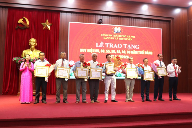 ĐẢNG BỘ XÃ PHÚ XUYÊN TRANG TRỌNG TỔ CHỨC LỄ TRAO HUY HIỆU ĐẢNG ĐỢT 19/5; KỶ NIỆM 136 NĂM NGÀY SINH CHỦ TỊCH HỒ CHÍ MINH VÀ KHAI MẠC HỘI THI BÁO CÁO VIÊN, TUYÊN TRUYỀN VIÊN GIỎI NĂM 2026- Ảnh 9.
