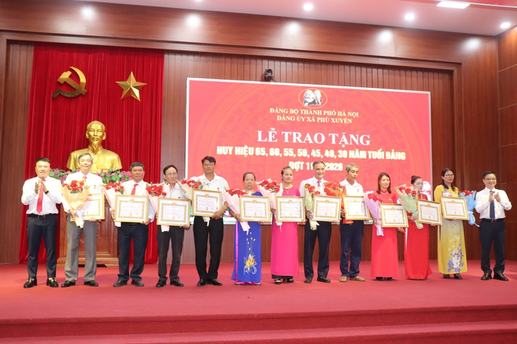ĐẢNG BỘ XÃ PHÚ XUYÊN TRANG TRỌNG TỔ CHỨC LỄ TRAO HUY HIỆU ĐẢNG ĐỢT 19/5; KỶ NIỆM 136 NĂM NGÀY SINH CHỦ TỊCH HỒ CHÍ MINH VÀ KHAI MẠC HỘI THI BÁO CÁO VIÊN, TUYÊN TRUYỀN VIÊN GIỎI NĂM 2026- Ảnh 10.