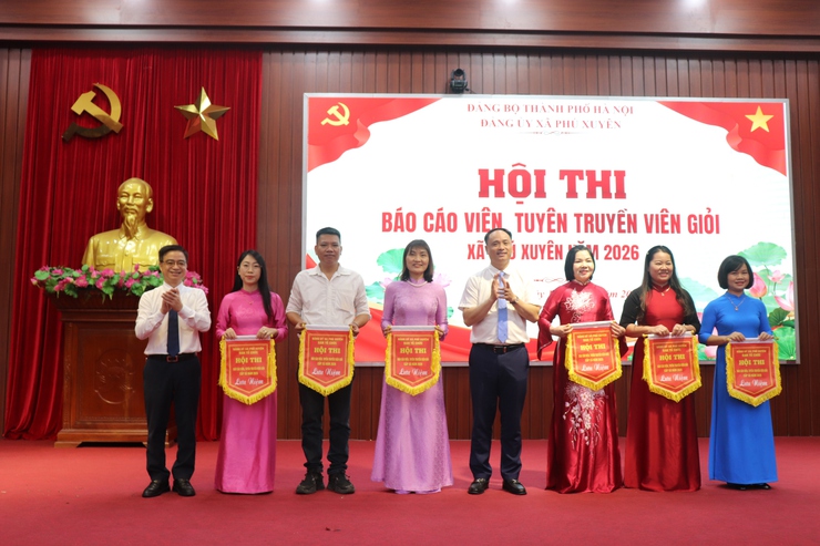 ĐẢNG BỘ XÃ PHÚ XUYÊN TRANG TRỌNG TỔ CHỨC LỄ TRAO HUY HIỆU ĐẢNG ĐỢT 19/5; KỶ NIỆM 136 NĂM NGÀY SINH CHỦ TỊCH HỒ CHÍ MINH VÀ KHAI MẠC HỘI THI BÁO CÁO VIÊN, TUYÊN TRUYỀN VIÊN GIỎI NĂM 2026- Ảnh 13.