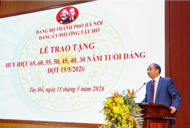 Đảng ủy phường Tây Hồ trao tặng Huy hiệu Đảng đợt 19-5 cho 168 đảng viên- Ảnh 1.