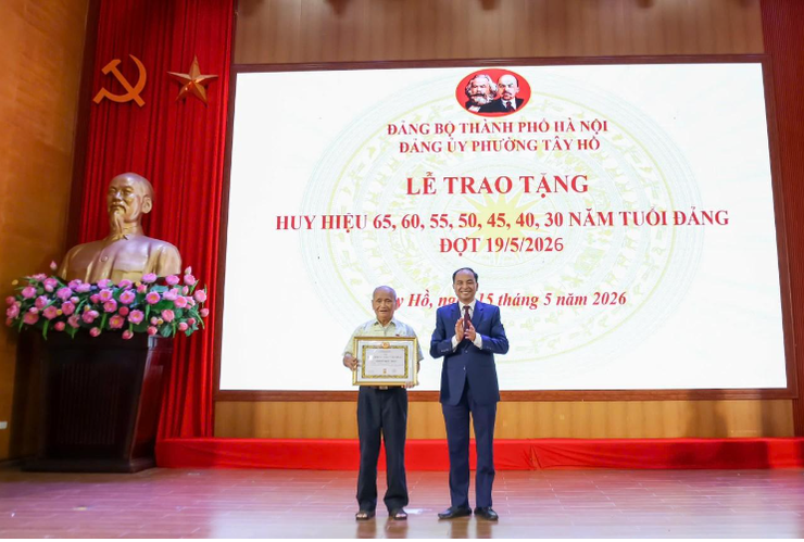 Đảng ủy phường Tây Hồ trao tặng Huy hiệu Đảng đợt 19-5 cho 168 đảng viên- Ảnh 3.