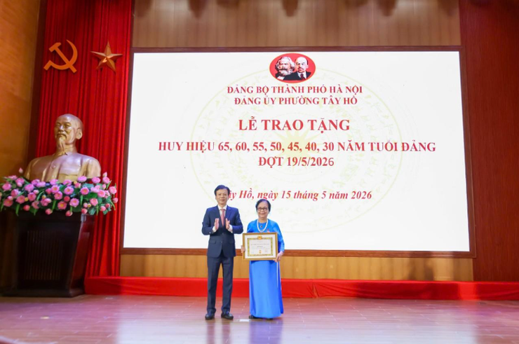 Đảng ủy phường Tây Hồ trao tặng Huy hiệu Đảng đợt 19-5 cho 168 đảng viên- Ảnh 4.