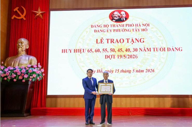 Đảng ủy phường Tây Hồ trao tặng Huy hiệu Đảng đợt 19-5 cho 168 đảng viên- Ảnh 5.