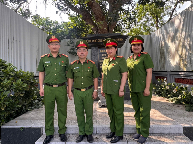 Công an phường Tây Hồ khắc ghi lời Bác dạy, lan tỏa tinh thần vì Nhân dân phục vụ- Ảnh 3.