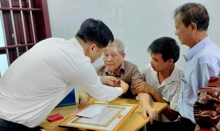 Đồng chí Phó Bí thư Thường trực Đảng ủy xã Dương Chí Thanh trao Huy hiệu 60 năm tuổi Đảng cho đảng viên sức khỏe yếu đi lại khó khăn- Ảnh 1.