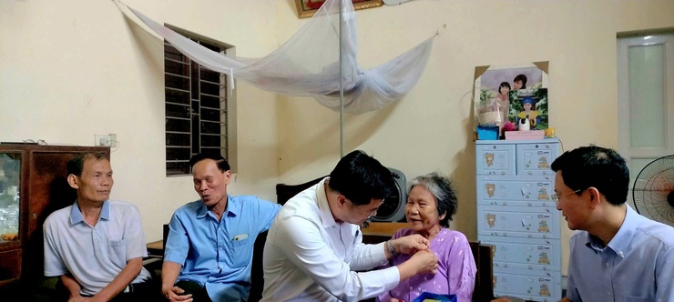 Đồng chí Phó Bí thư Thường trực Đảng ủy xã Dương Chí Thanh trao Huy hiệu 60 năm tuổi Đảng cho đảng viên sức khỏe yếu đi lại khó khăn- Ảnh 2.