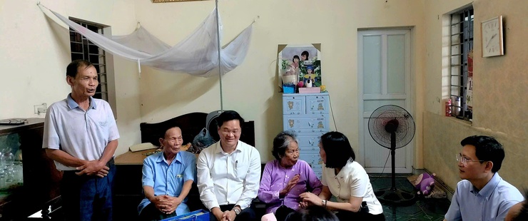 Đồng chí Phó Bí thư Thường trực Đảng ủy xã Dương Chí Thanh trao Huy hiệu 60 năm tuổi Đảng cho đảng viên sức khỏe yếu đi lại khó khăn- Ảnh 3.