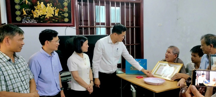 Đồng chí Phó Bí thư Thường trực Đảng ủy xã Dương Chí Thanh trao Huy hiệu 60 năm tuổi Đảng cho đảng viên sức khỏe yếu đi lại khó khăn- Ảnh 4.
